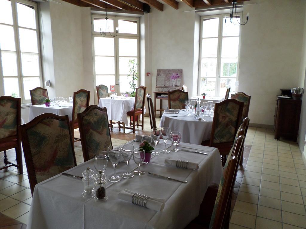 Отель Le Relais De La Caleche Saint-Denis-d'Anjou Экстерьер фото